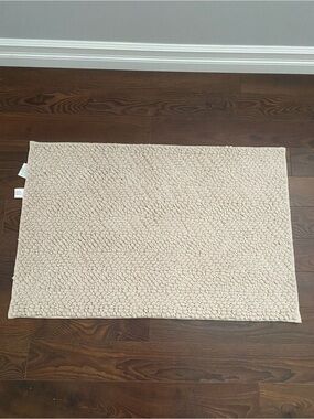 Textured Cream Bath Mat